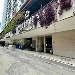 Lodgiin Apartement Mutiara Bekasi